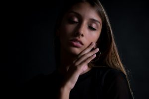 Fotografía de mujer en clave baja